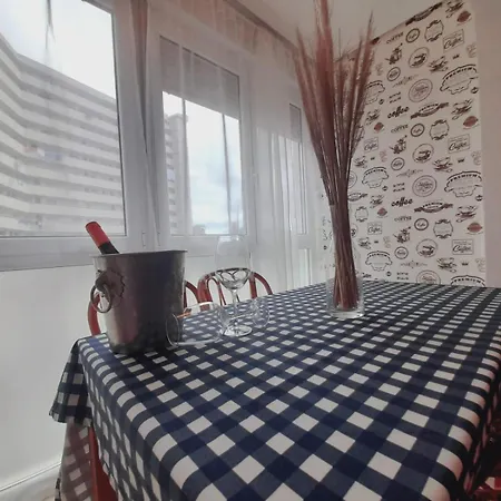 Coqueto Con Parking דירה לרדו